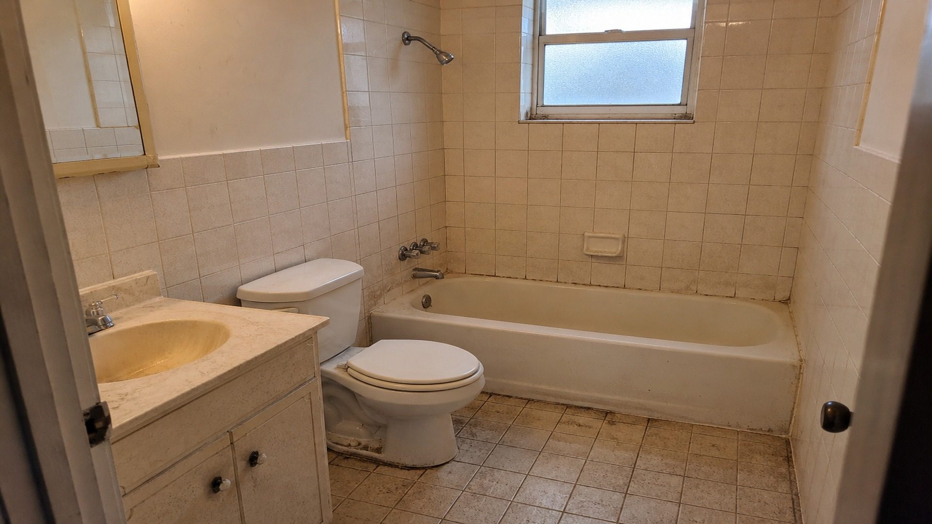 Before: bathroom prior to Bath Professional refinishing